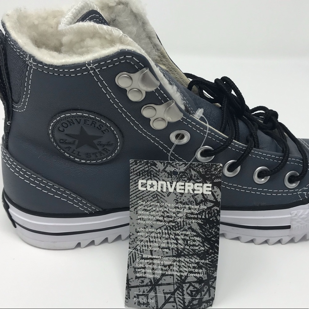 BNWT Sherpa lined women’s Converse sneakers size 6